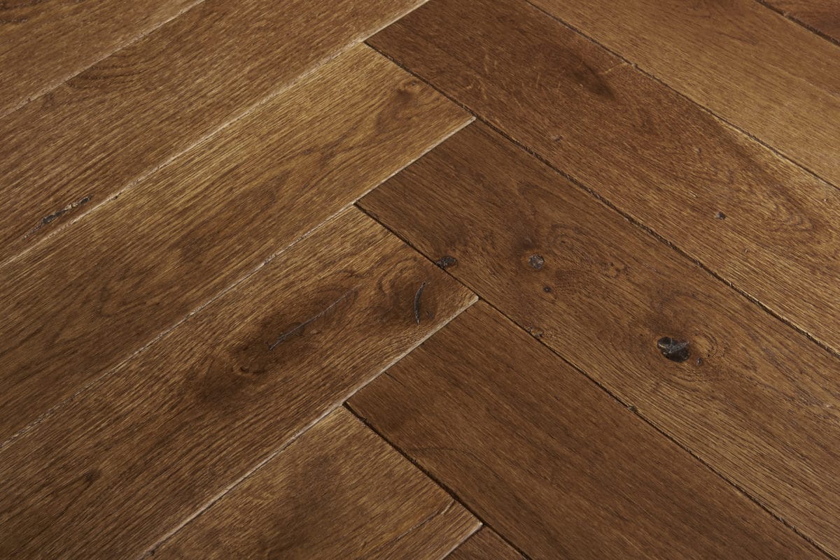 CHATEAU BATON ROMPU teinté brun vieilli arête parquet