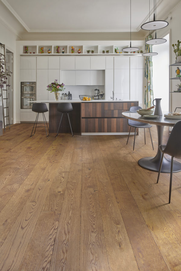 Design Parquet - LOUVRE - Anglaise - Chene - Vernis Mat - Vieilli Structuré - Design Déco Brun - AMBIANCE